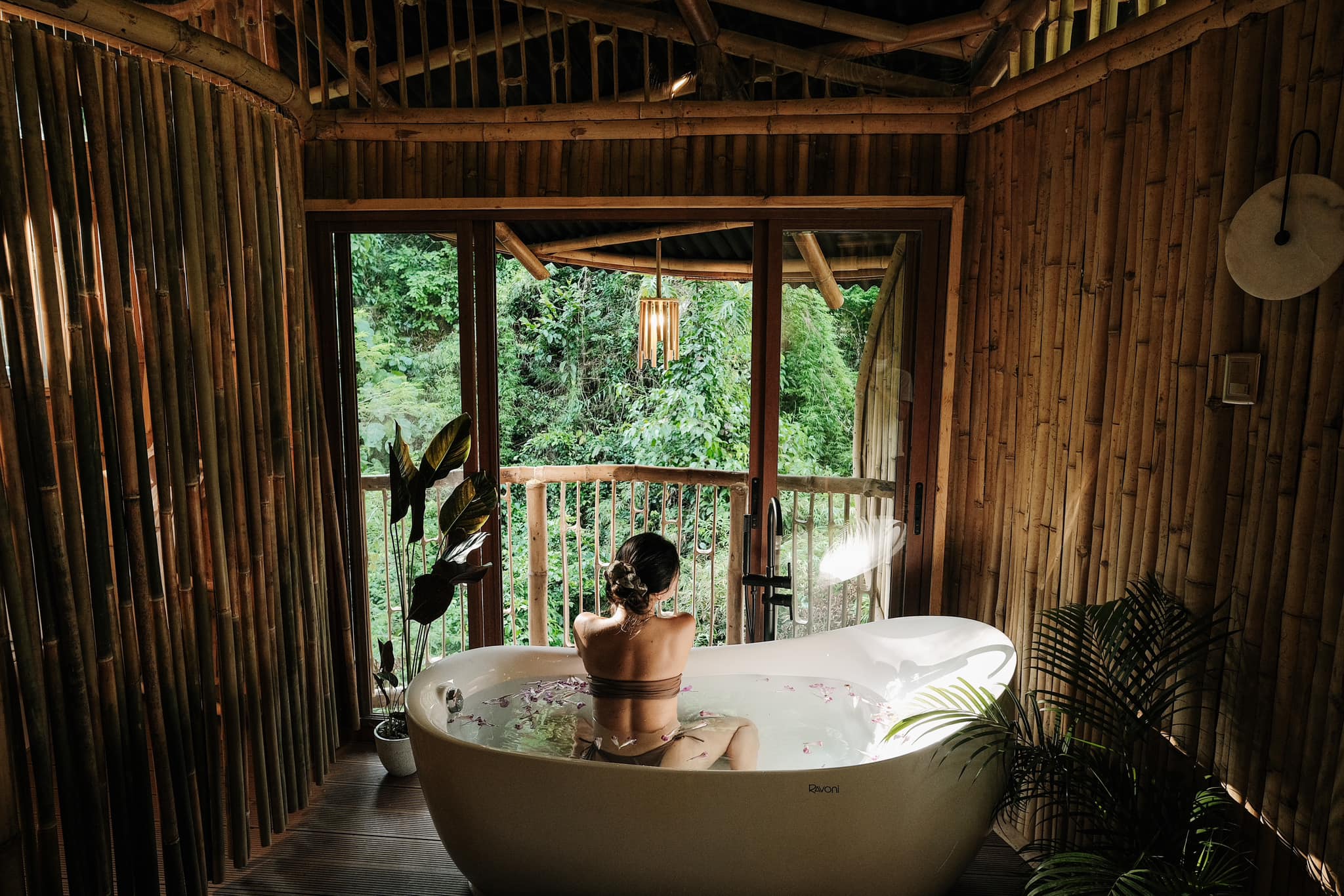 all inclusive resort vacation Treehouse de Valentine bath tub